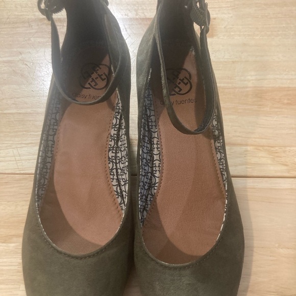 Beautiful Daisy Fuentes Mary Jane style wedge shoes in an army green like color - Picture 6 of 10
